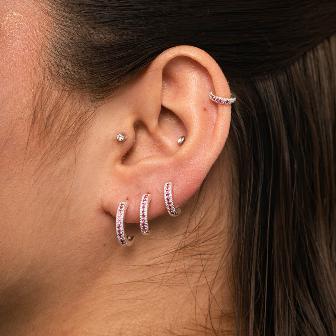 BRINCO ARGOLA 1 FILEIRA ZIRCÔNIA ROSA COM LATERAL PONTILHADA DE TARRACHA GRANDE - BANHADO EM PRATA 925