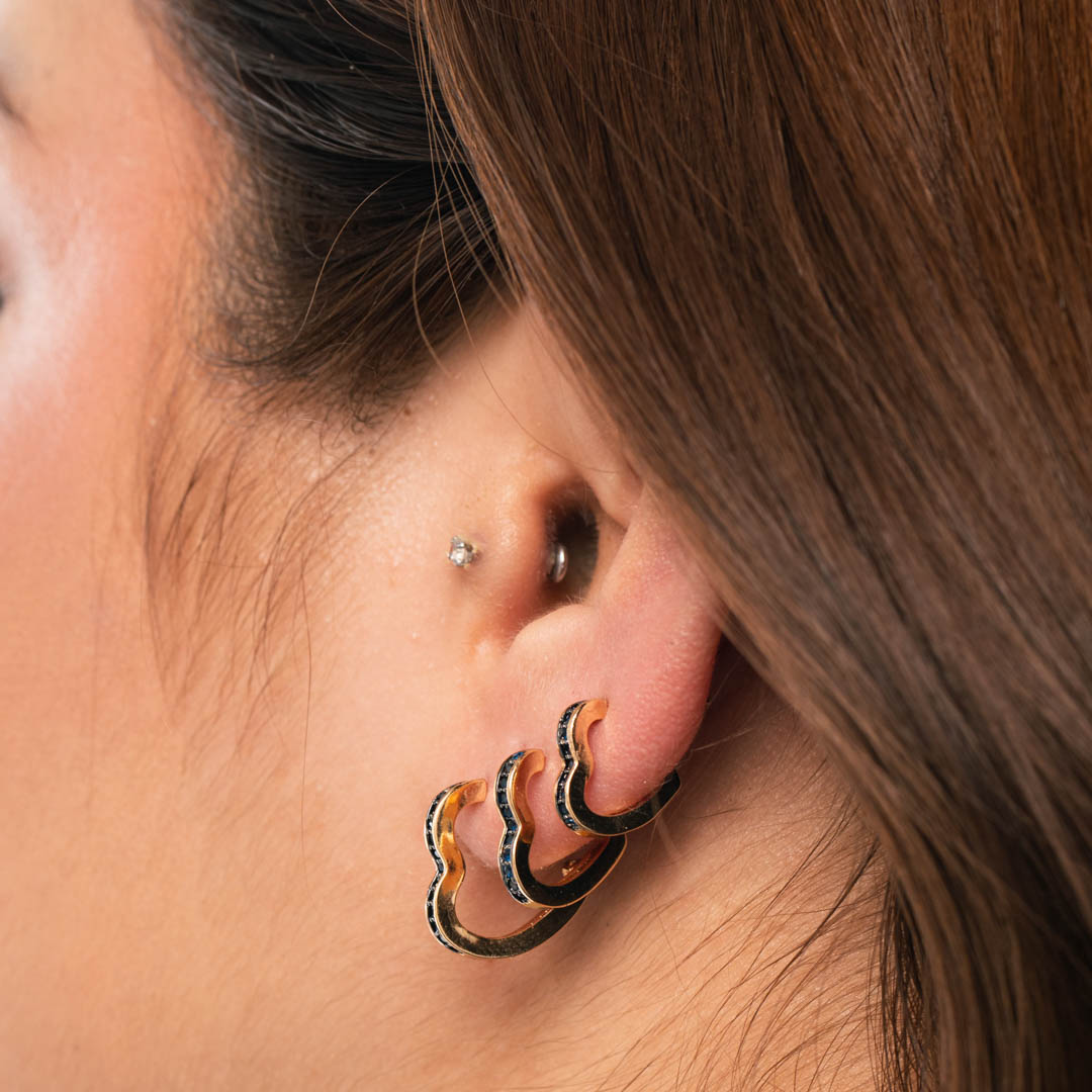 BRINCO ARGOLA CORAÇÃO VAZADO E 1 FILEIRA ZIRCÔNIA AZUL DE TARRACHA PEQUENA - BANHADO A OURO 18K