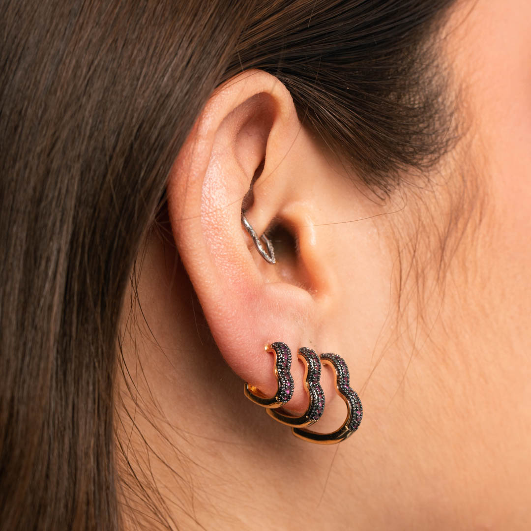 BRINCO ARGOLA CORAÇÃO DE CLICK 1 FILEIRA ZIRCÔNIA PINK COM LATERAL PONTILHADA PEQUENA - BANHADO A OURO 18K