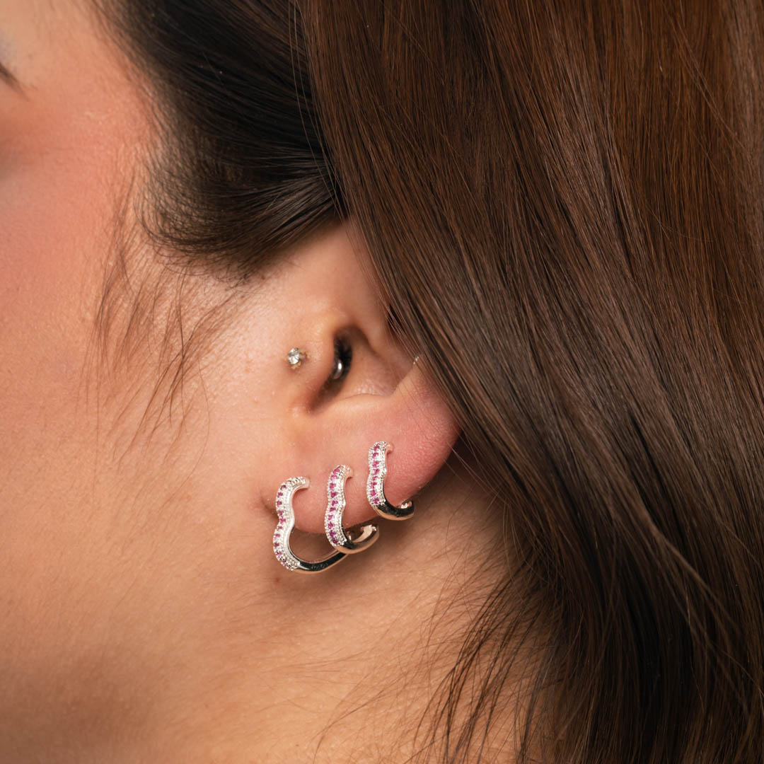 BRINCO ARGOLA CORAÇÃO DE CLICK 1 FILEIRA ZIRCÔNIA PINK COM LATERAL PONTILHADA GRANDE - BANHADO A PRATA 925