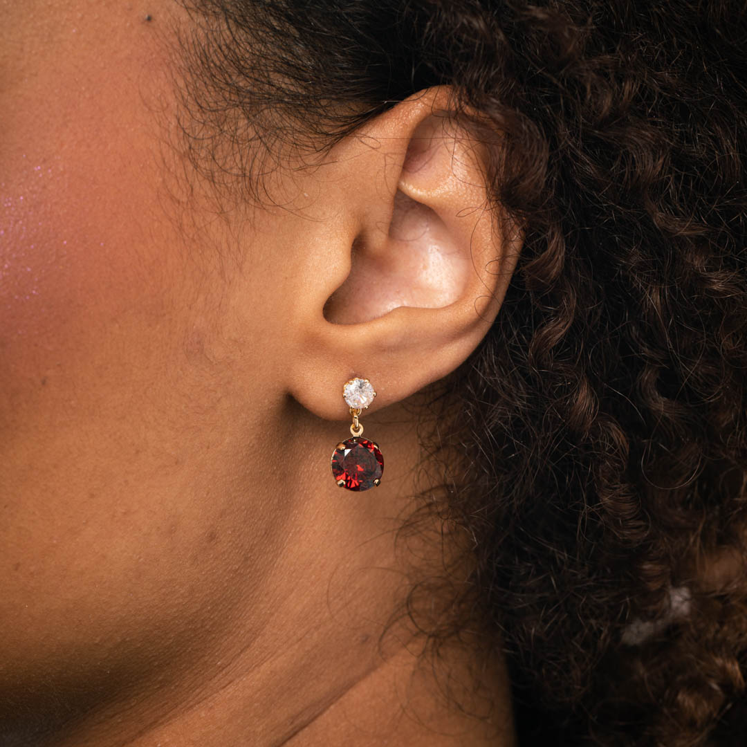 BRINCO PENDURICALHO PEQUENO ZIRCÔNIA CRISTAL E PENDURICALHO REDONDO VERMELHO - BANHADO A OURO 18K