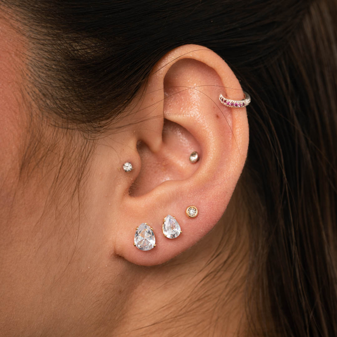 BRINCO PONTO DE LUZ DE TARRACHA GOTA COM 4 GARRAS CRISTAL PEQUENO - BANHADO A OURO 18K