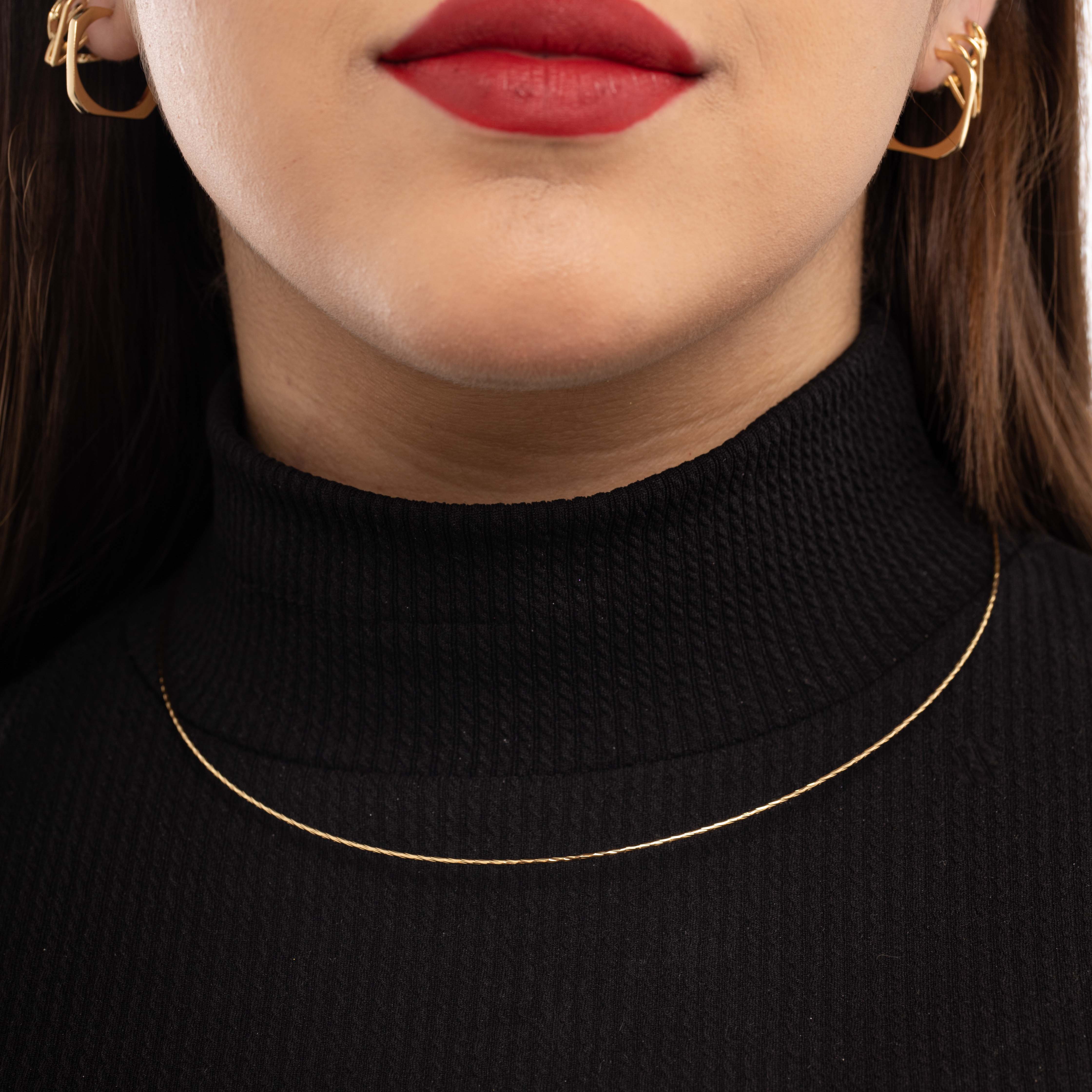 CHOKER RÍGIDO LISO TORCIDO SIMPLES - BANHADO A OURO 18K