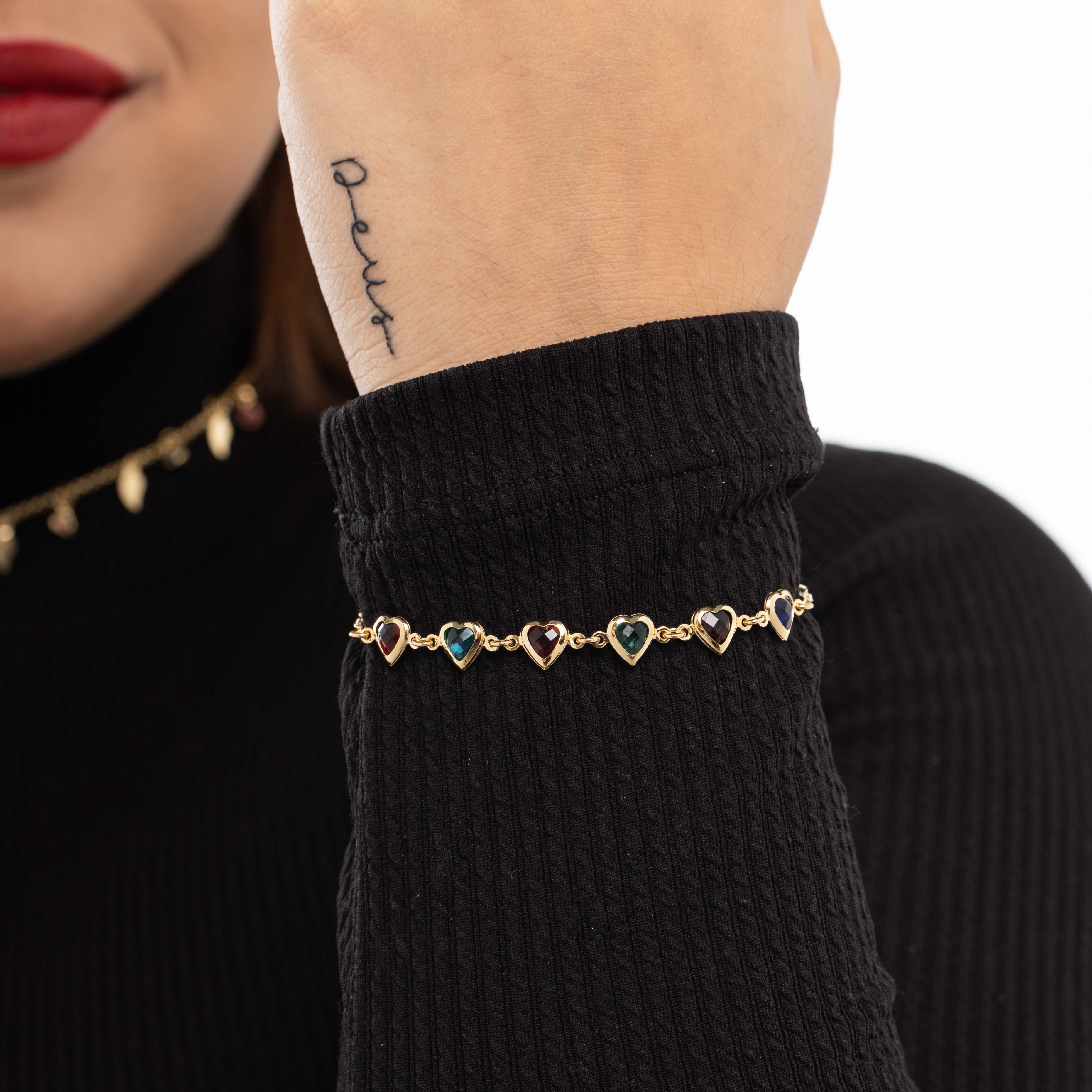 PULSEIRA CARTHIE COM SEQUENCIA DE CORAÇÕES COLORIDOS E EXTENSOR - BANHADO A OURO 18K