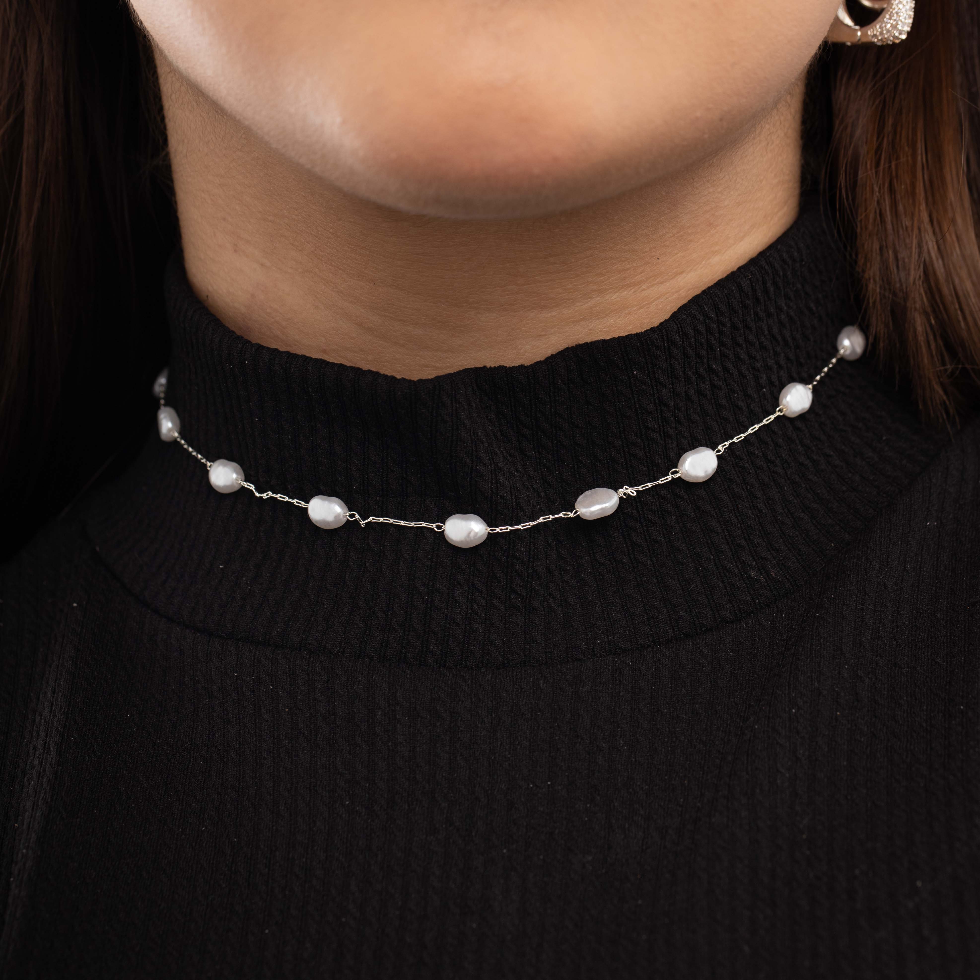 CHOKER CORRENTE CARTHIR FINO COM SEQUENCIA DE PÉROLAS DE AGUA DOCE COM EXTENSOR - BANHADO A PRATA 925