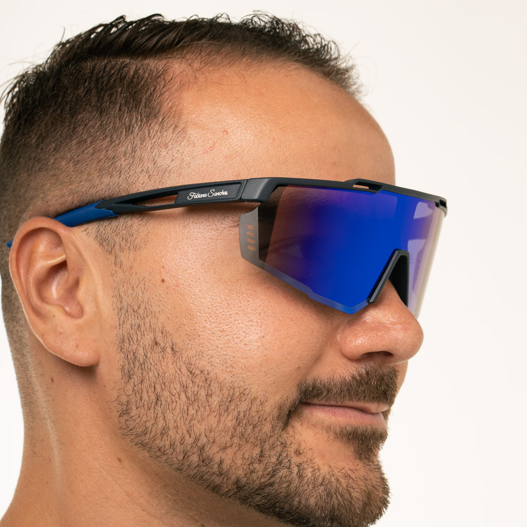 ÓCULOS DE SOL ESPORTIVO COM LENTE ESPELHADA AZUL ARMAÇÃO AZUL ESCURO E BIC EMBORRACHADO  COM PROTEÇÃO UV 400 - MARCA PROPRIA