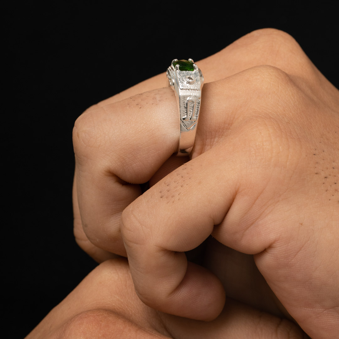 ANEL MASCULINO GRANDE COM PEDRA QUADRADA VERDE E ZIRCÔNIA CRISTAL Nº24 - BANHADO A PRATA 925