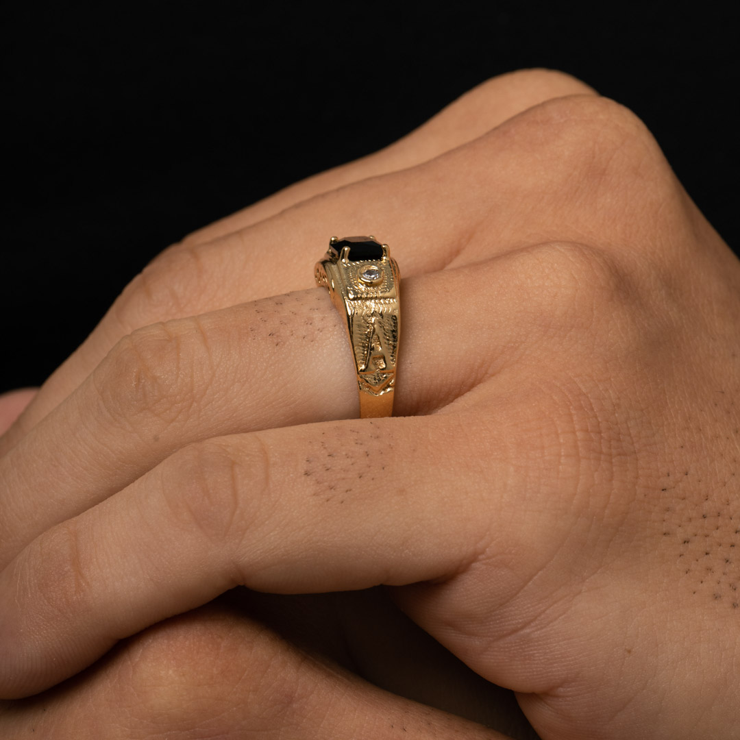 ANEL MASCULINO GRANDE COM PEDRA QUADRADA PRETA E ZIRCÔNIA CRISTAL Nº21  - BANHADO A OURO 18K