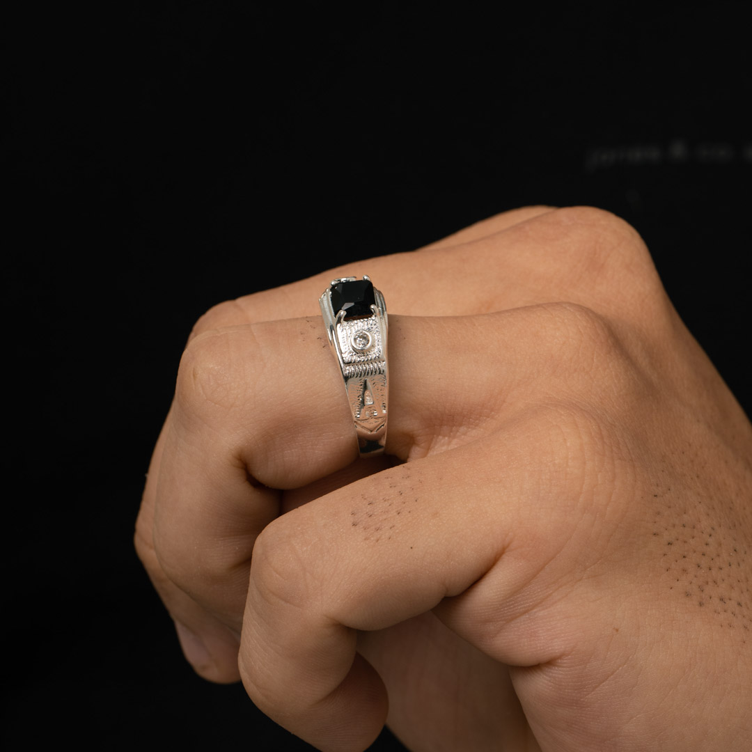 ANEL MASCULINO GRANDE COM PEDRA QUADRADA PRETA E ZIRCÔNIA CRISTAL Nº24 - BANHADO A PRATA 925