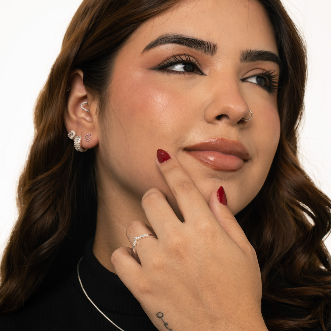 ANEL ARO EM V CRAVEJADO COM MICRO ZIRCÔNIA CRISTAL Nº25- BANHADO A PRATA 925