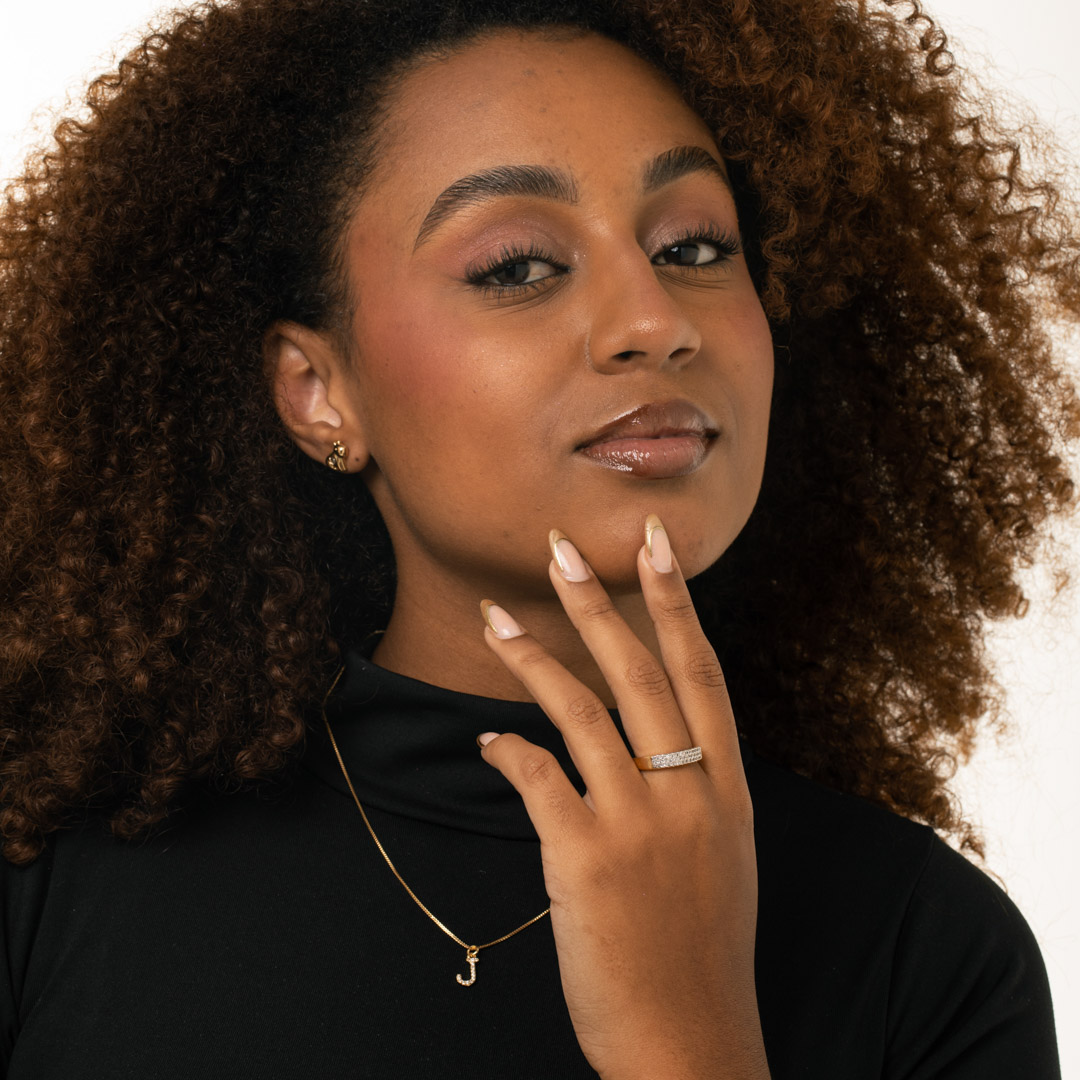 CORRENTE VENEZIANA COM INCIAL J PEQUENA CRAVEJADA EM MICRO ZIRCÔNIA CRISTAL - BANHADO A OURO 18K