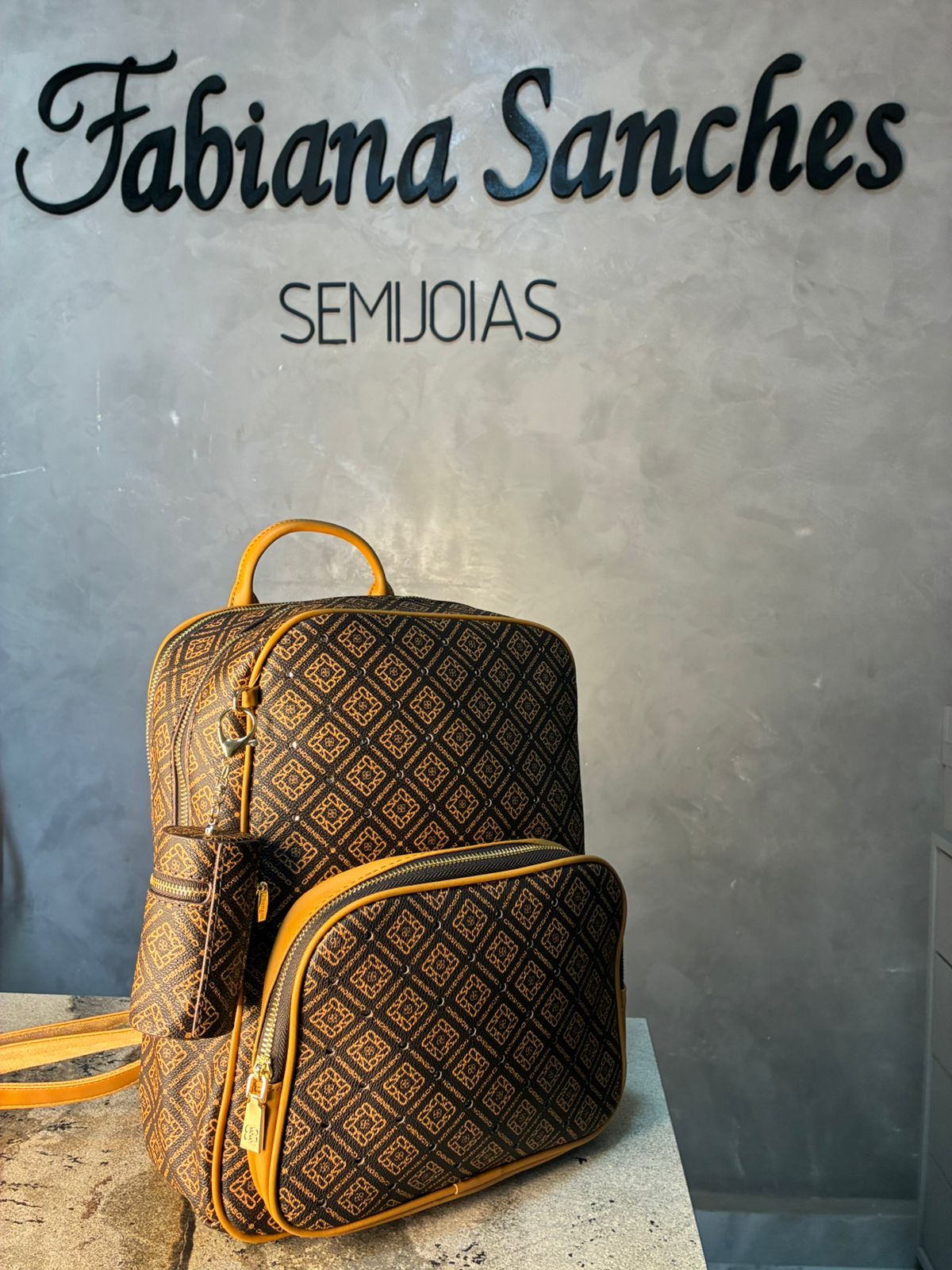 BOLSA MOCHILA MONOGRAMA COM ZIRCÔNIA + CHAVEIRO PORTA MOEDAS CHENSON