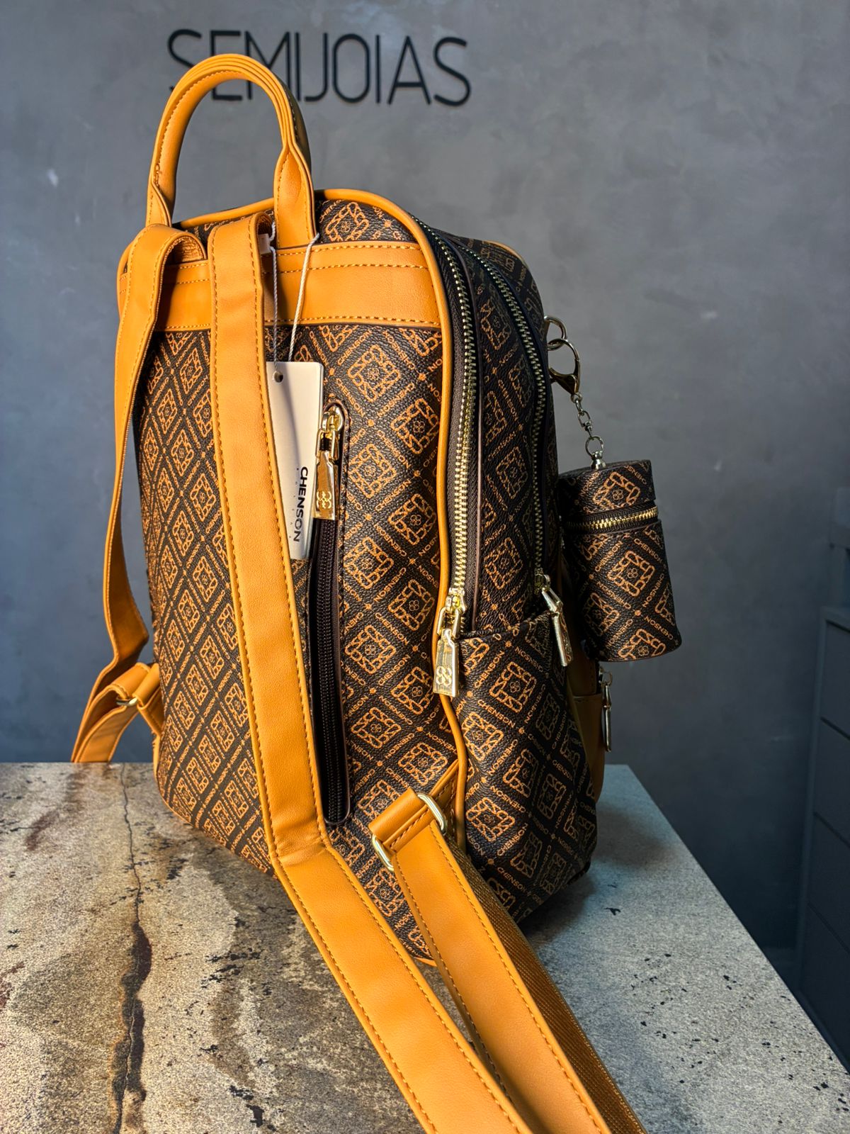BOLSA MOCHILA MONOGRAMA COM ZIRCÔNIA + CHAVEIRO PORTA MOEDAS CHENSON