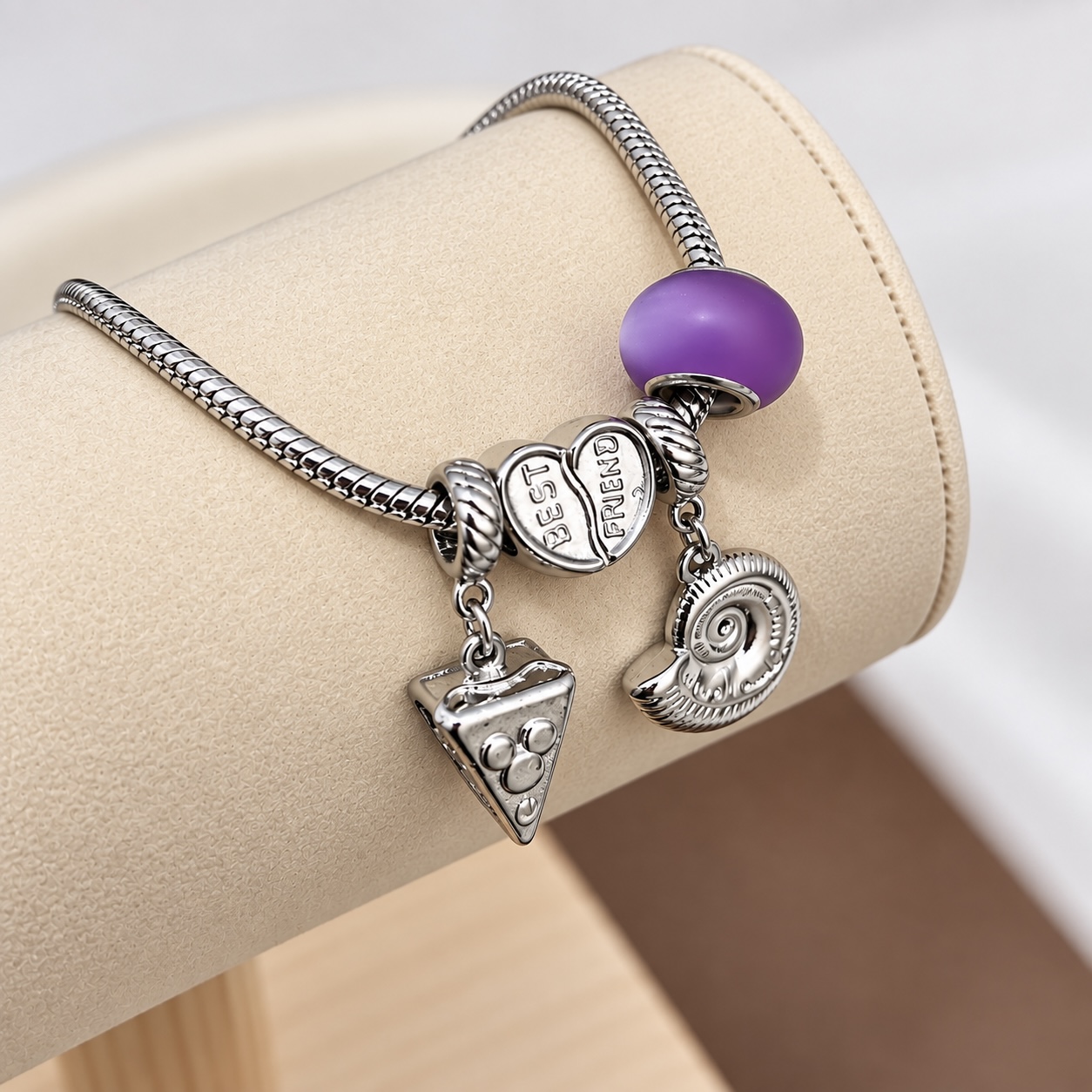 PULSEIRA (INSPIRAÇÃO VIVARA) COM 4 BERLOQUES