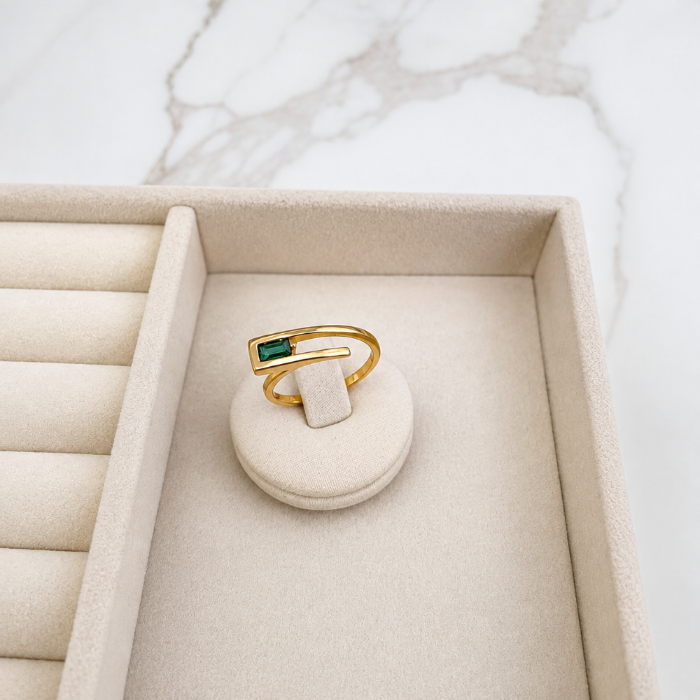 ANEL MINIMALISTA COM PEDRA VERDE ESMERALDA