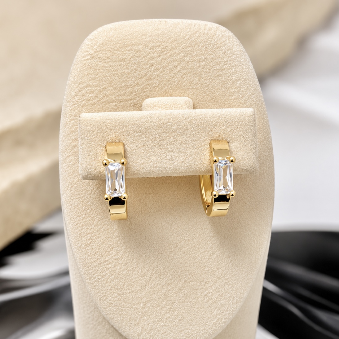 BRINCO ARGOLA ARTICULADA COM 1 ZIRCONIA BAGUETE