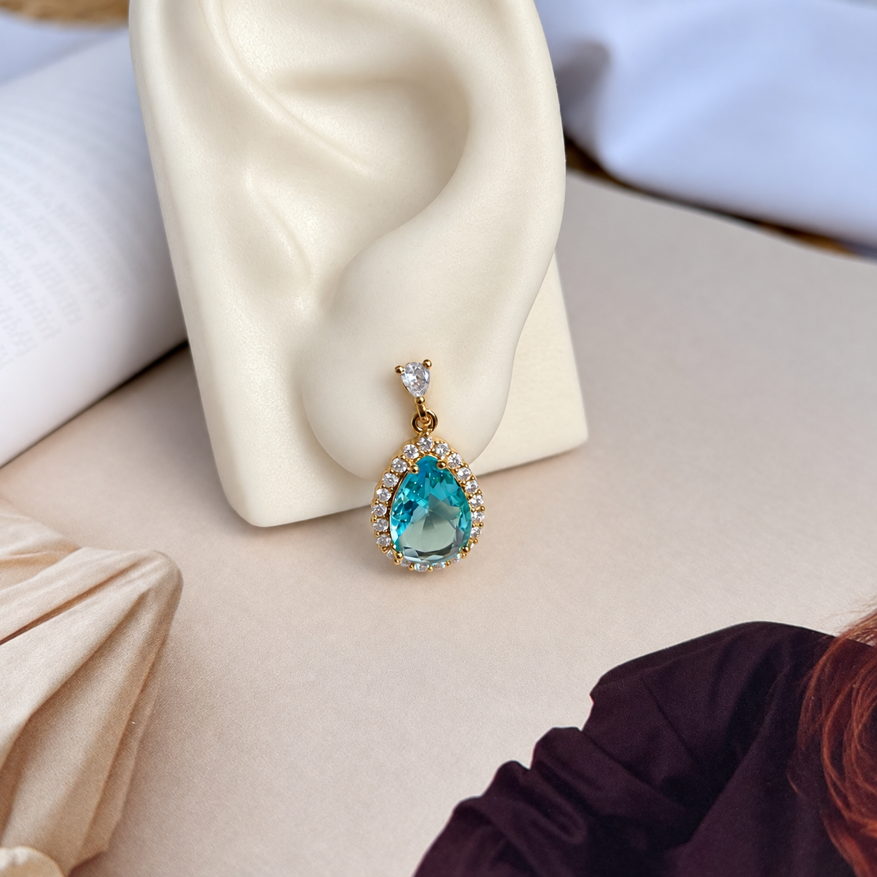 BRINCO GOTA PRINCESA DE ZIRCONIAS AZUL CLARO PENDURADA