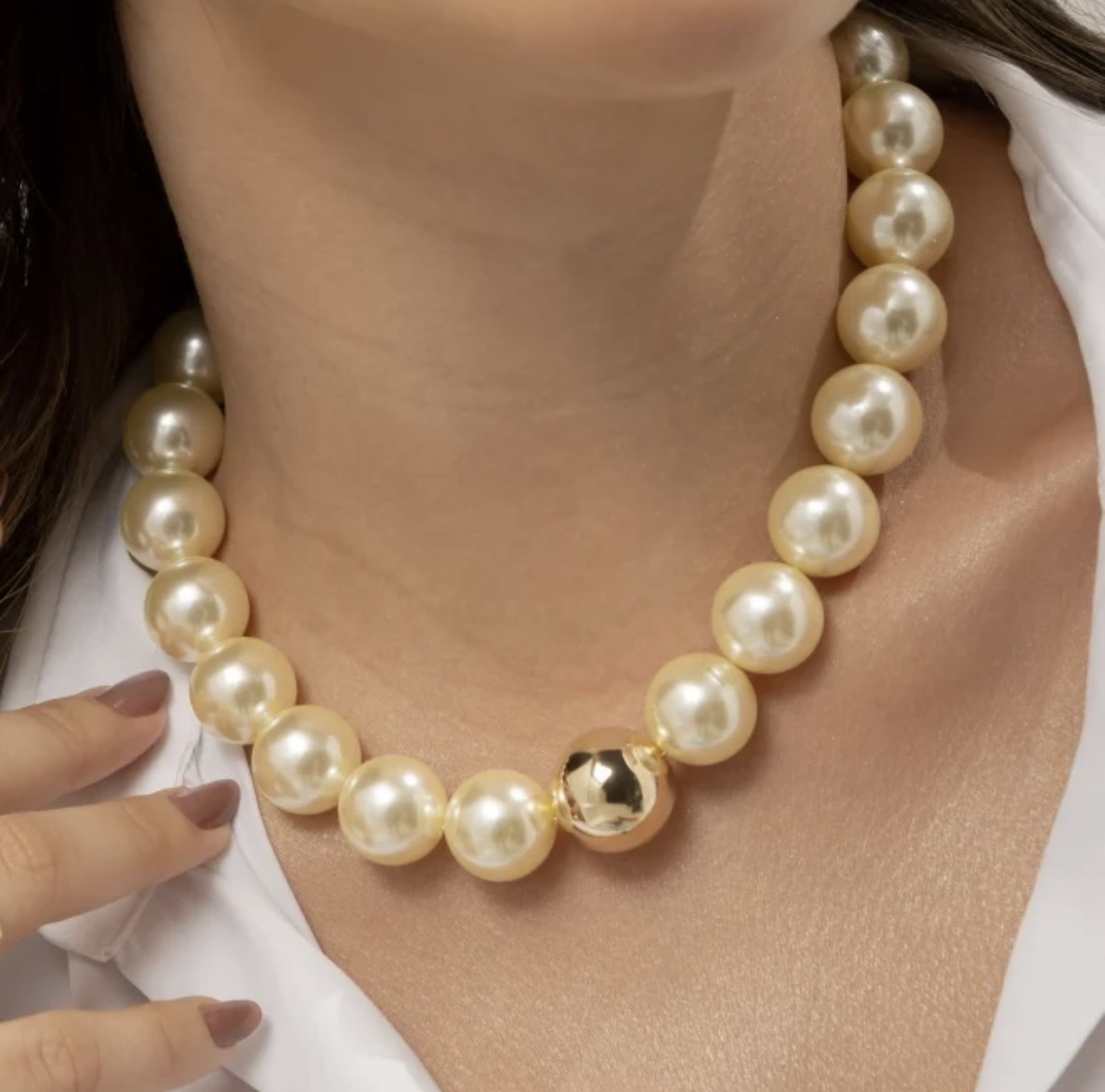 COLAR COM DETALHES EM PÉROLAS GRANDES E ESFERA DOURADA