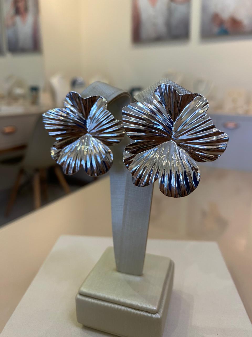 BRINCO MAXI FLOR BANHO DIAMANTE