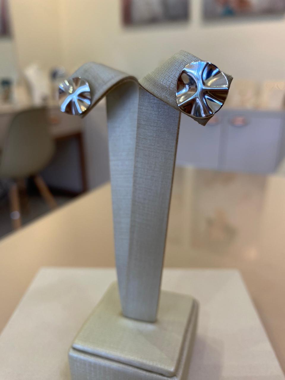 BRINCO BOTÃO MARTELADO MINI BANHO DE DIAMANTE