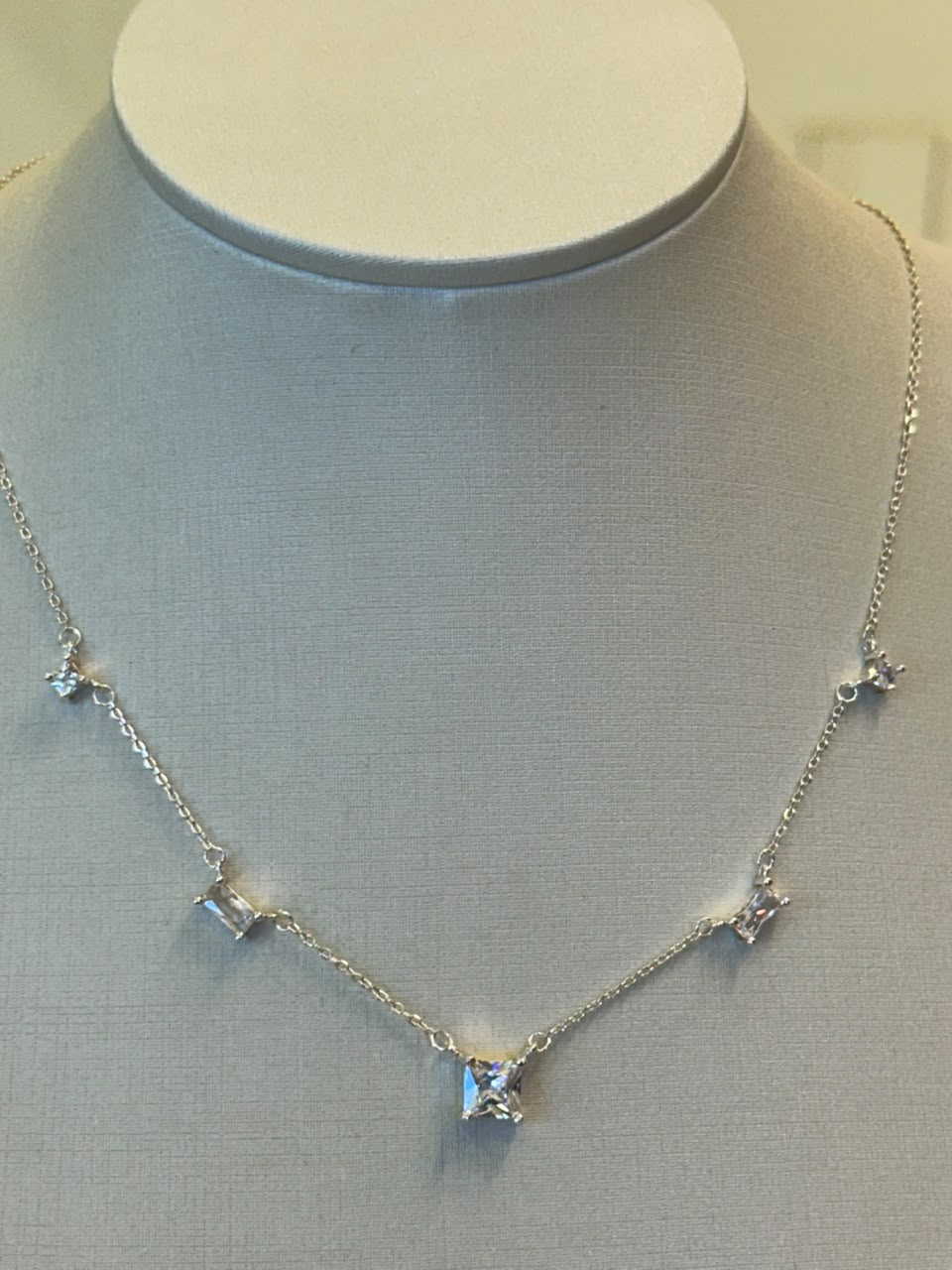 CHOKER PRATA ZIRCÔNIAS QUADRADA E RETANGULAR