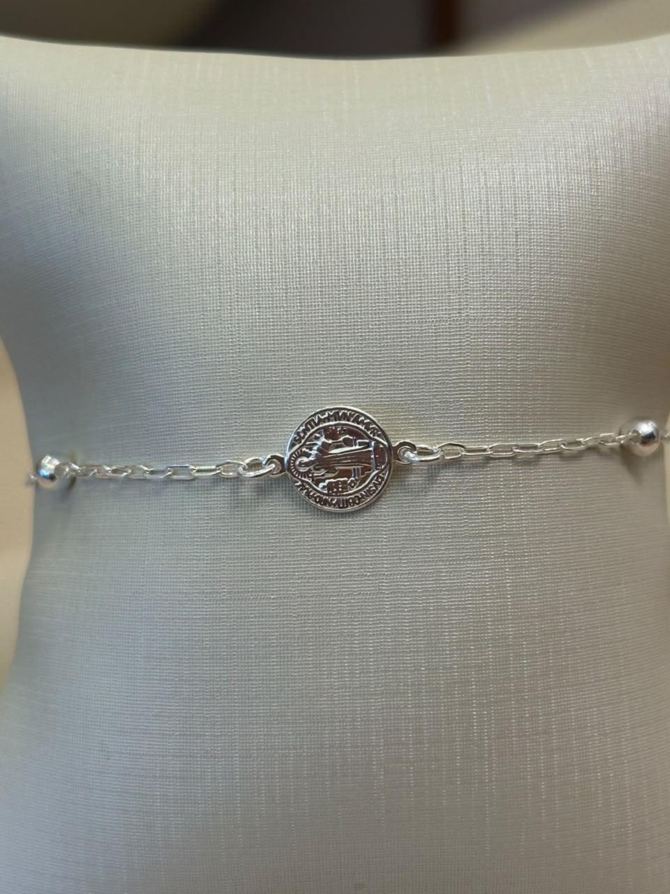 PULSEIRA PRATA BOLINHAS ESPAÇADAS E MEDALHA DE SÃO BENTO