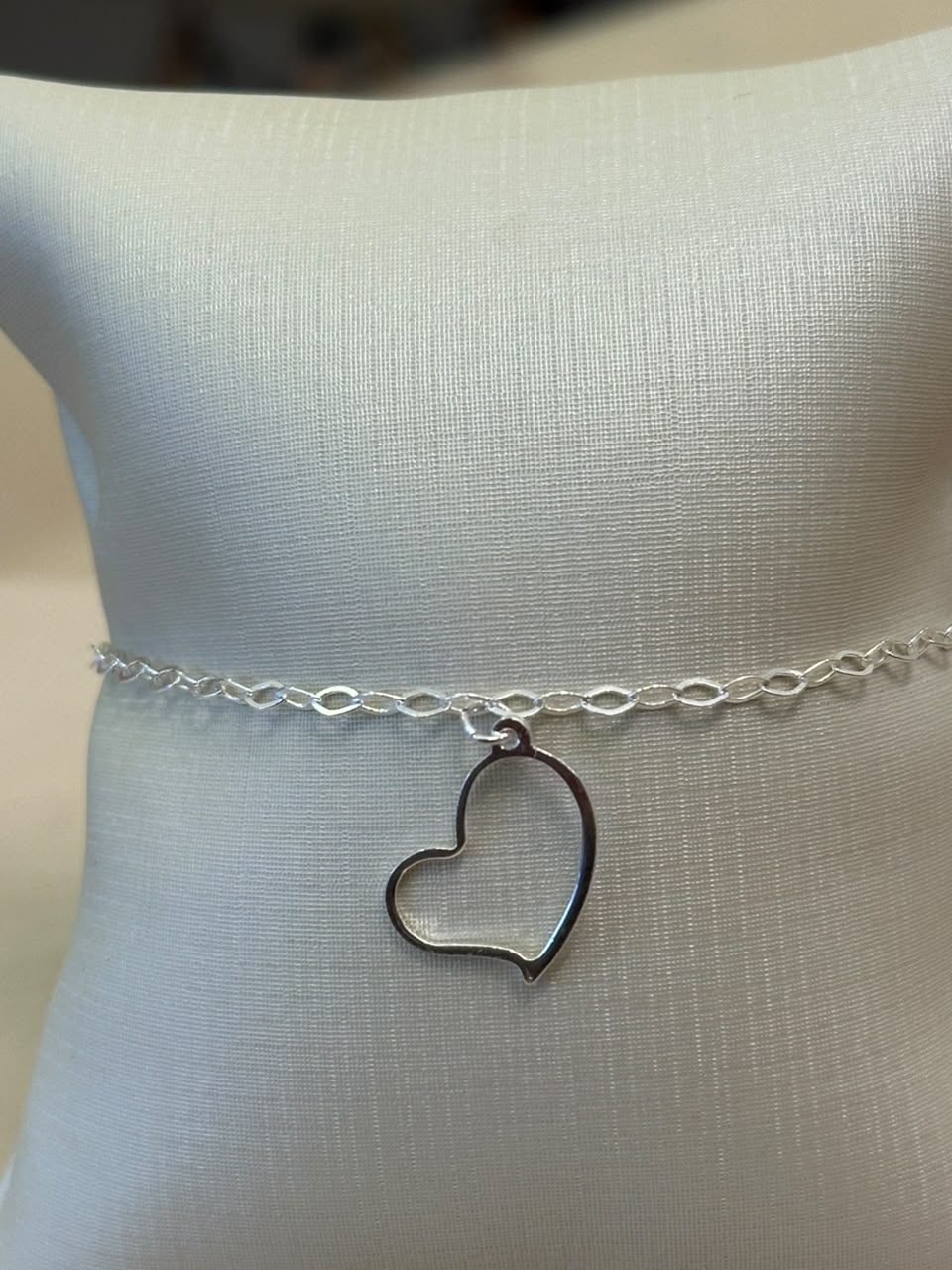 PULSEIRA PRATA PINGENTE CORAÇÃO VAZADO