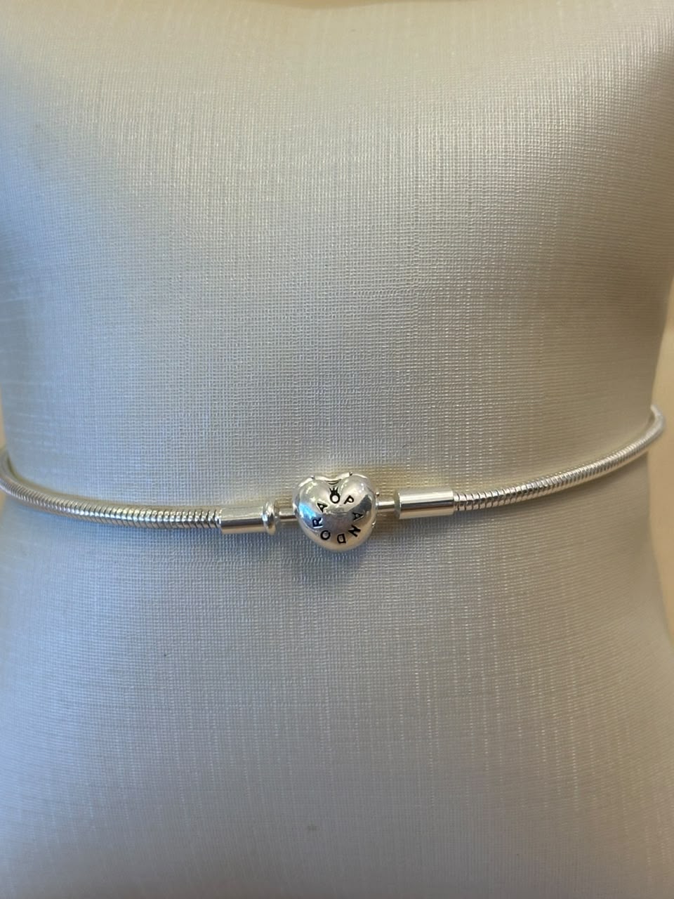 PULSEIRA PANDORA PRATA FECHO CORAÇÃO 20CM