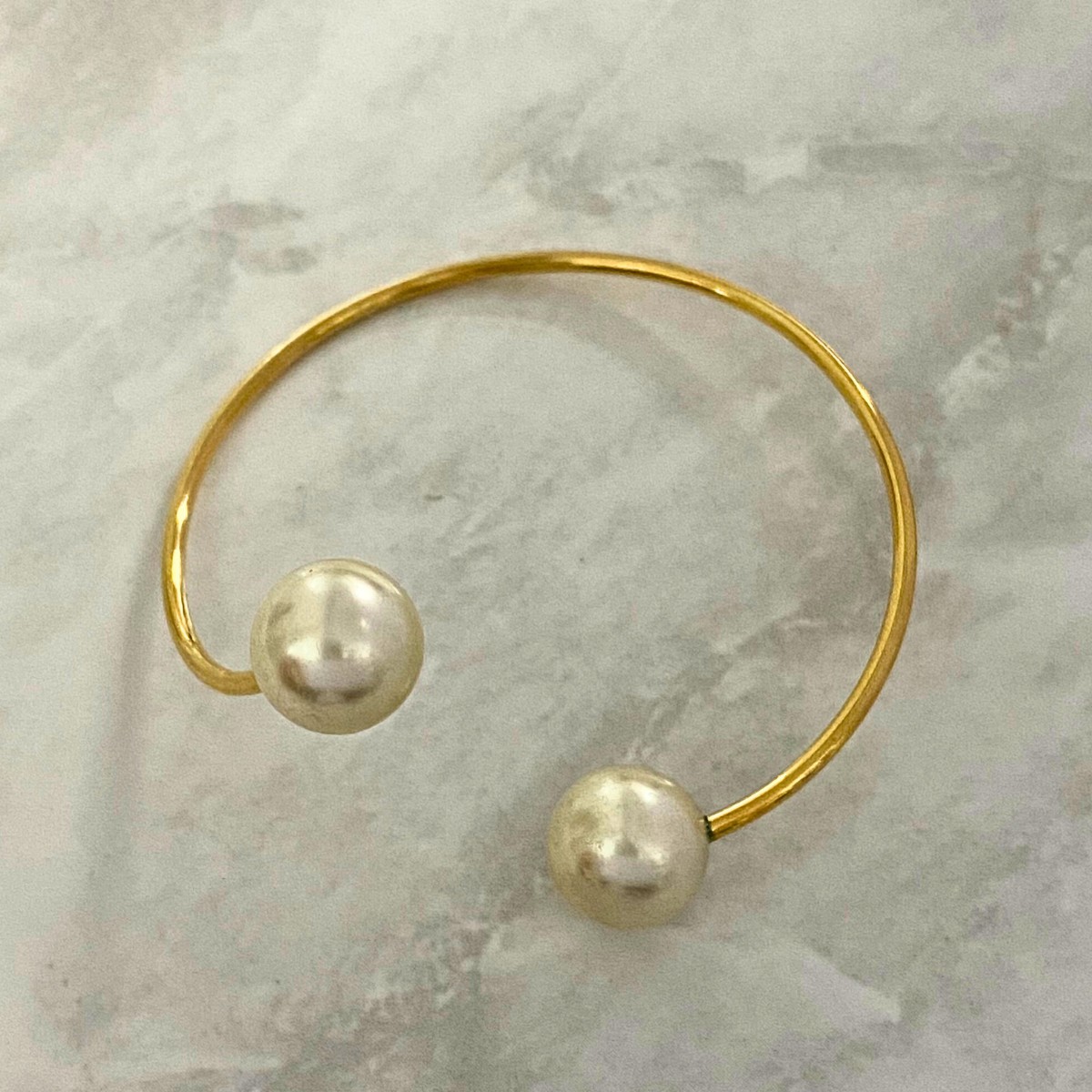 PULSEIRA BRACELETE FIO LISO COM 2 PEROLAS NA PONTA