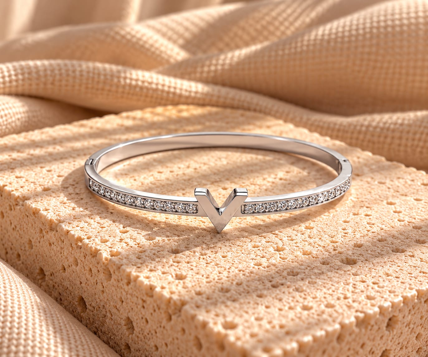 Bracelete V Cravejado em Aço Inox