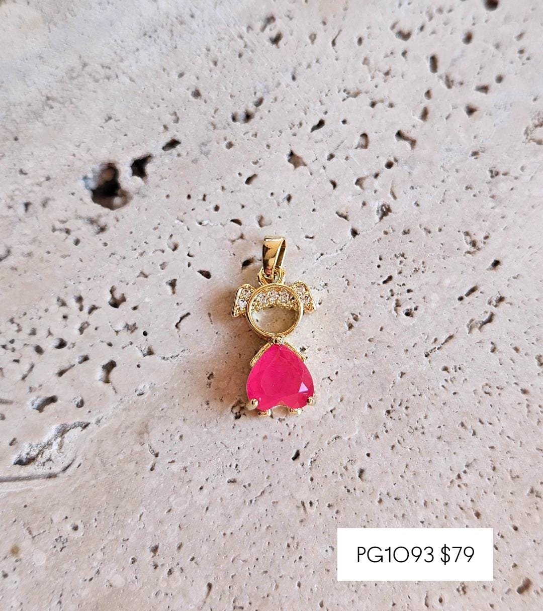 Pingente Menina Pedra Coração Pink (1,6x1,0cm)