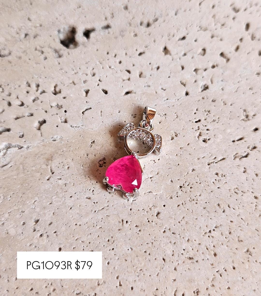 Pingente Menina Pedra Coração Pink (1,6x1,0cm)