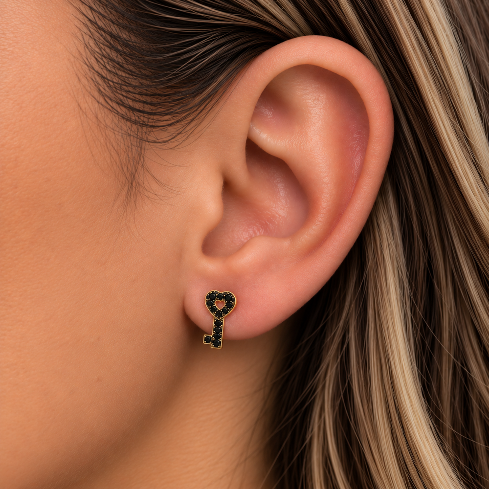 Brinco Chave Cravejada com Ródio Negro Banhado a Ouro com Zircônias - 1 cm