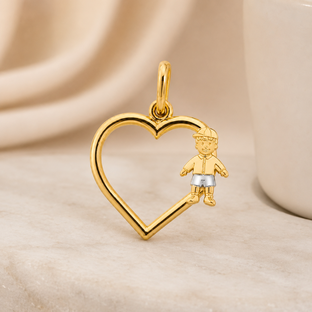 Pingente Coração Vazado com 1 Menino Banhado a ouro 18k - 1,5 cm