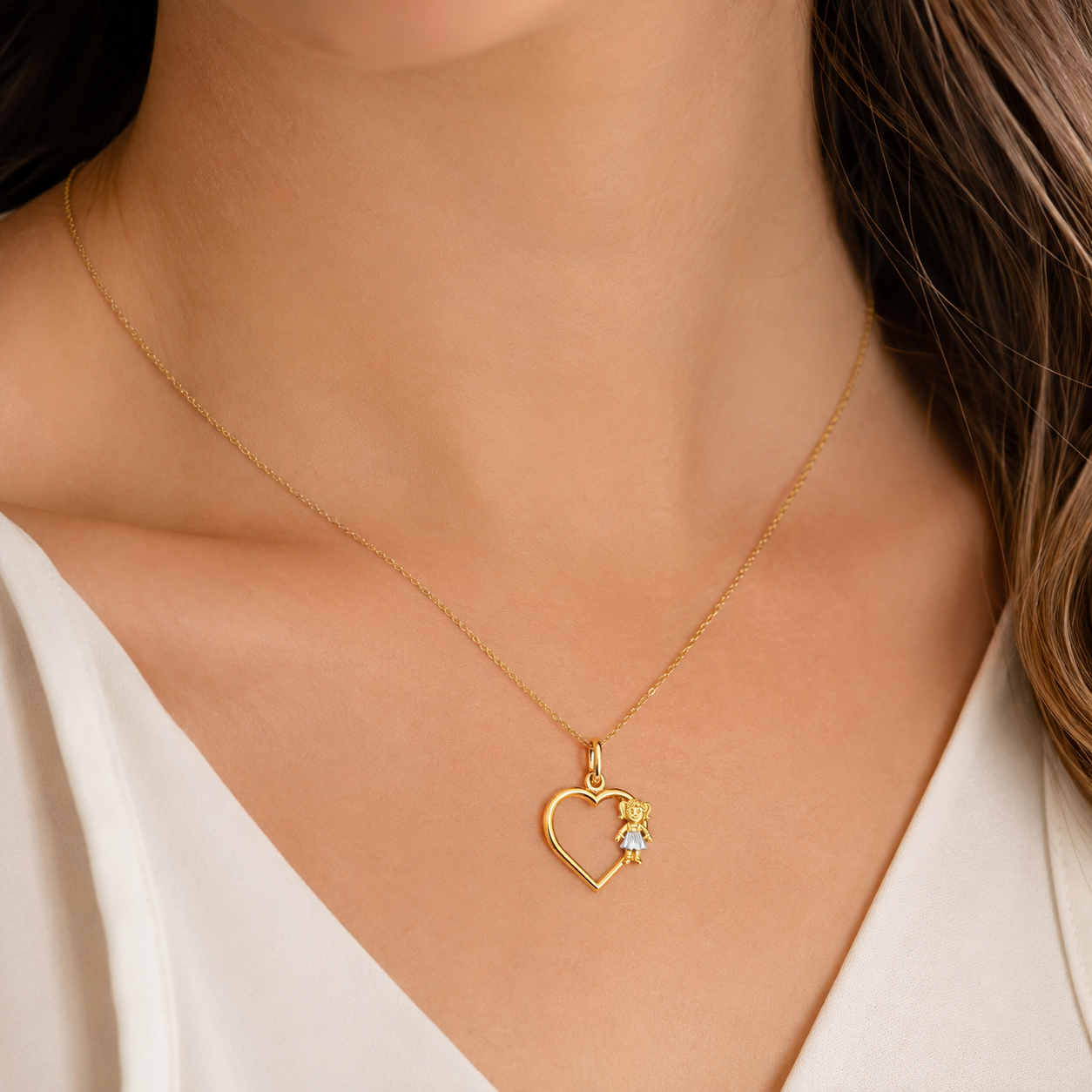 Pingente Coração Vazado com 1 Menina Banhado a ouro 18k - 1,5 cm