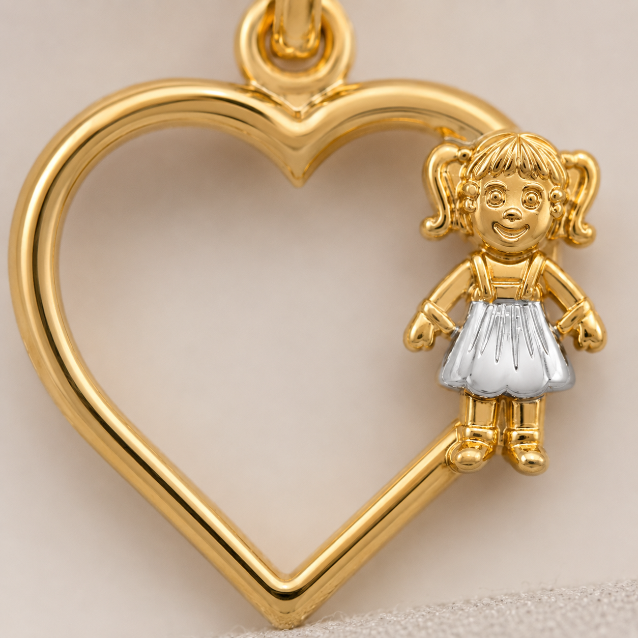Pingente Coração Vazado com 1 Menina Banhado a ouro 18k - 1,5 cm