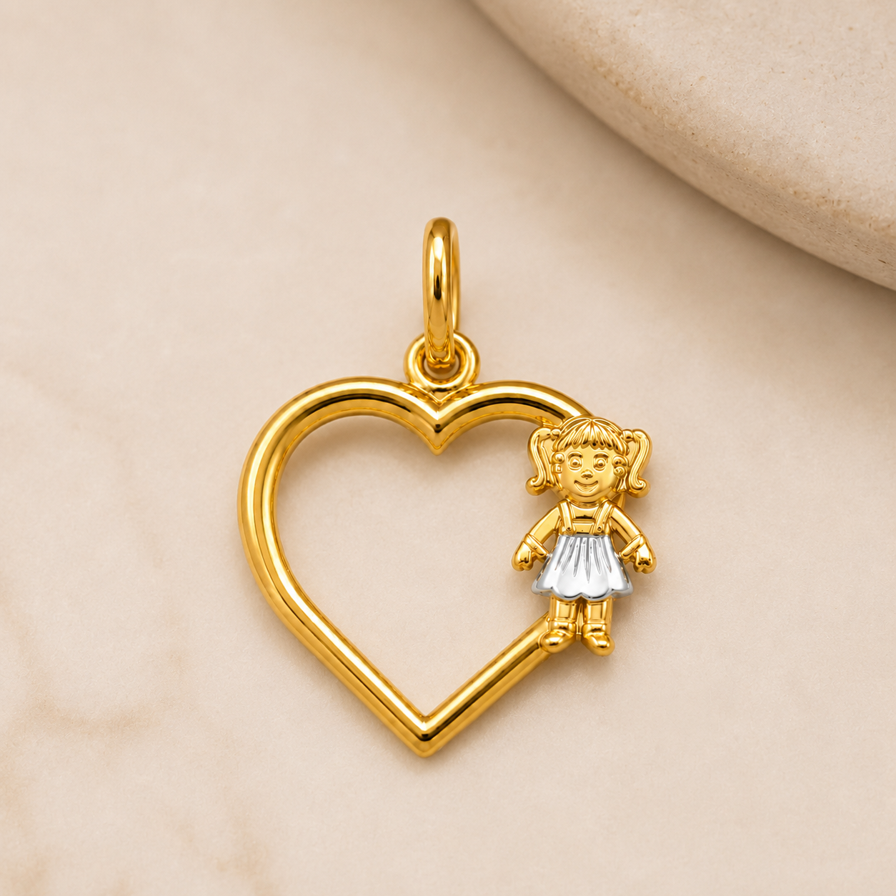 Pingente Coração Vazado com 1 Menina Banhado a ouro 18k - 1,5 cm
