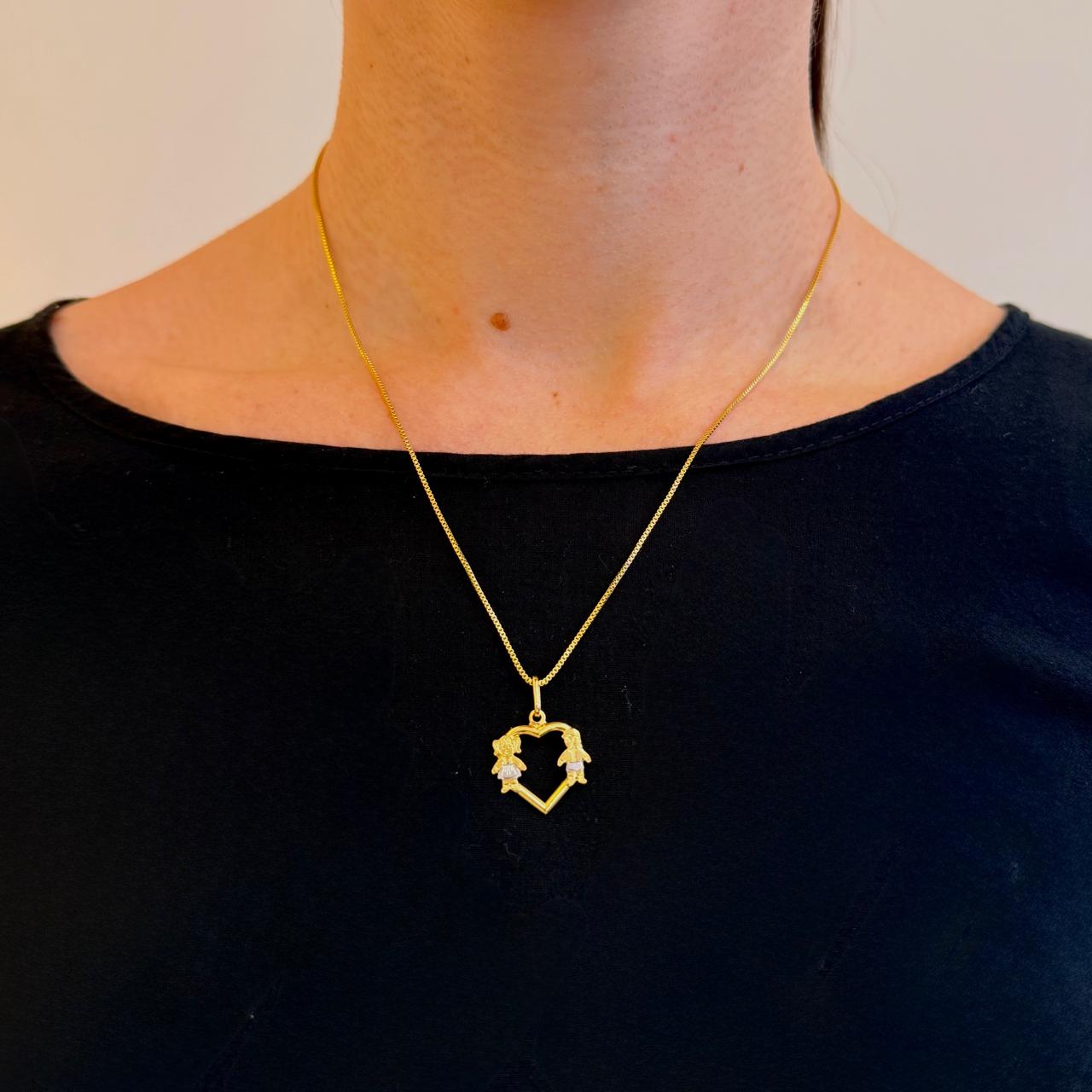 Pingente 1 Menina e 1 Menino Casal com Coração Vazado Banhado a Ouro 18k