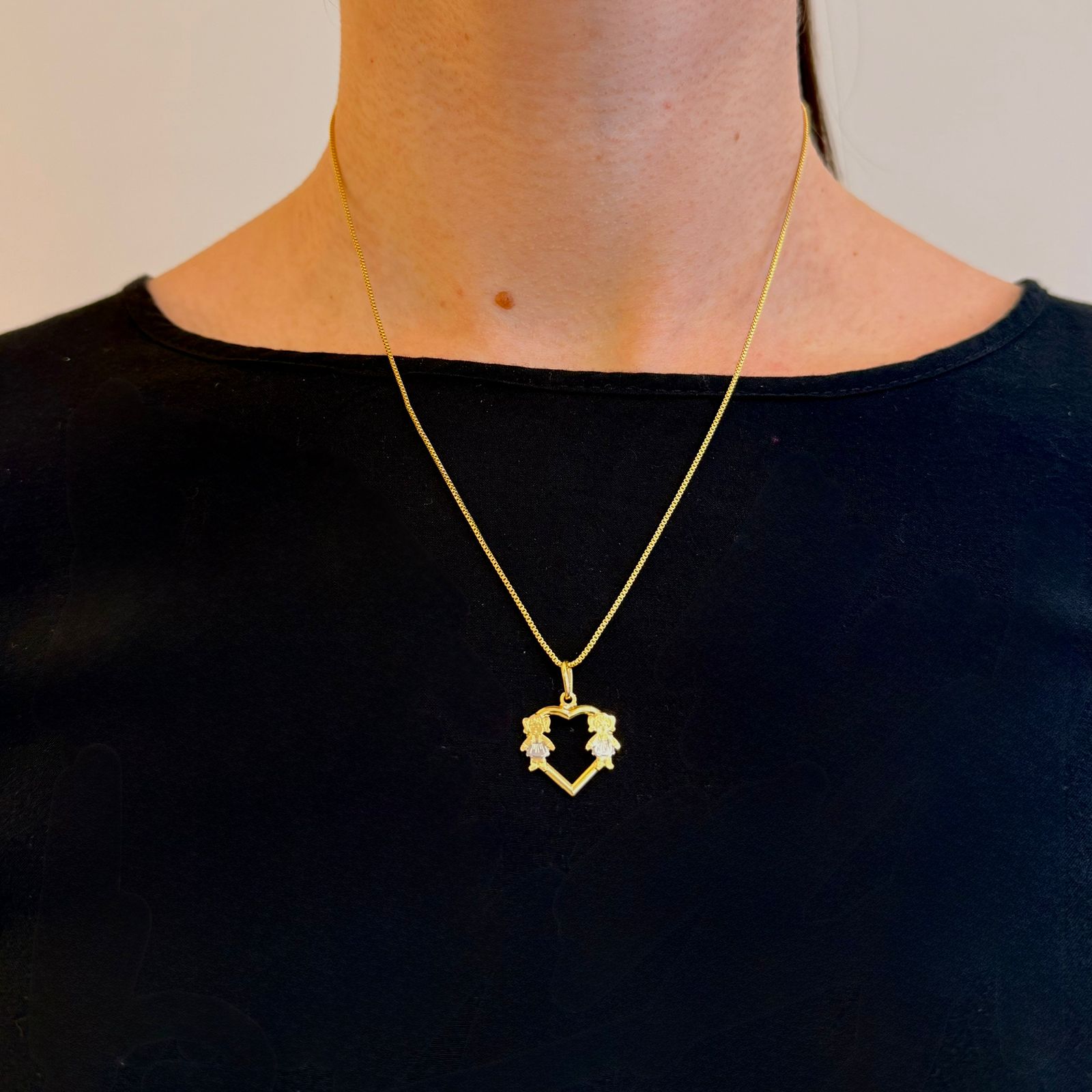 Pingente 2 Meninas Coração Banhado a Ouro 18k Vazado