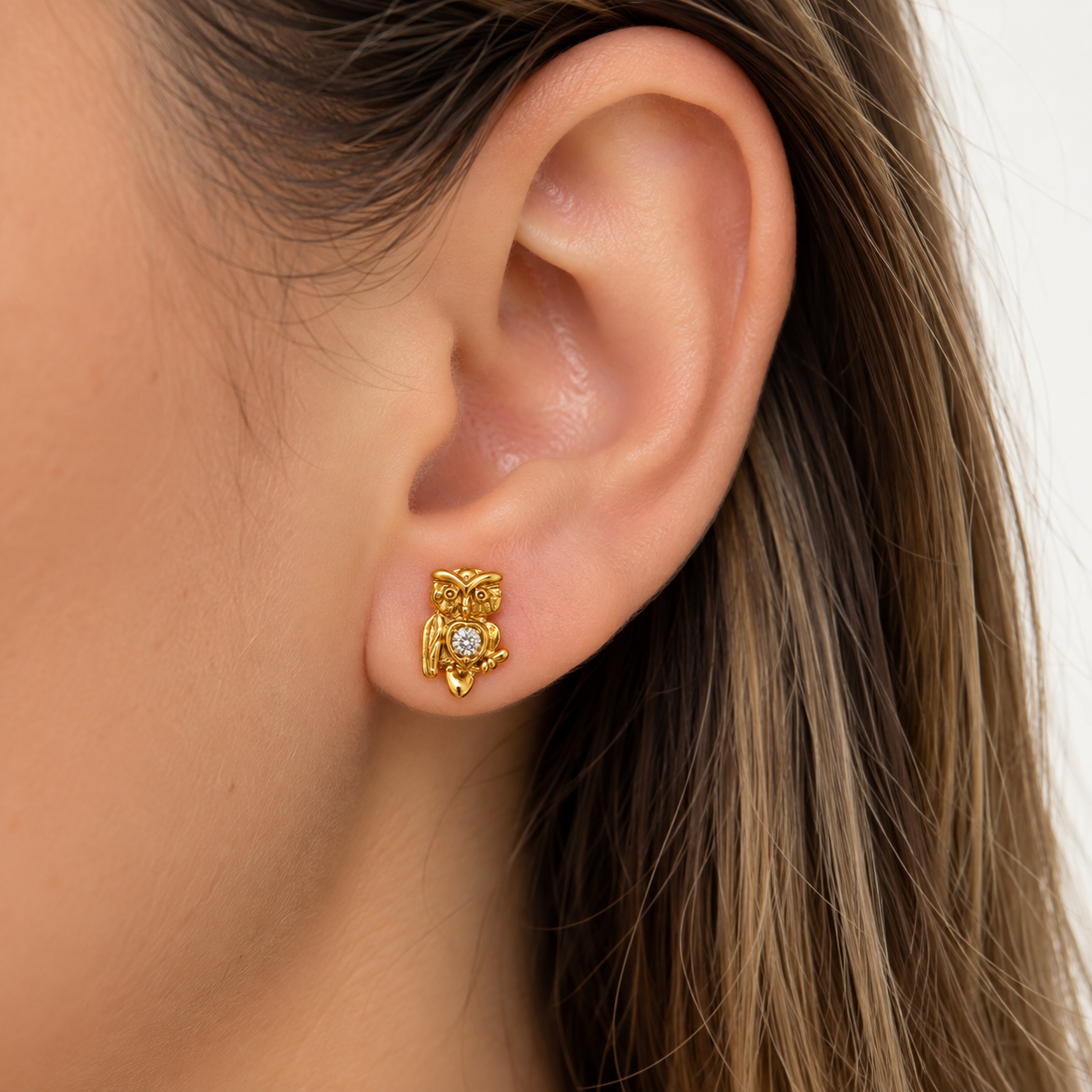 Brinco Coruja com Pedra Central Banhado a Ouro 18k com Zircônia - 1,2 cm