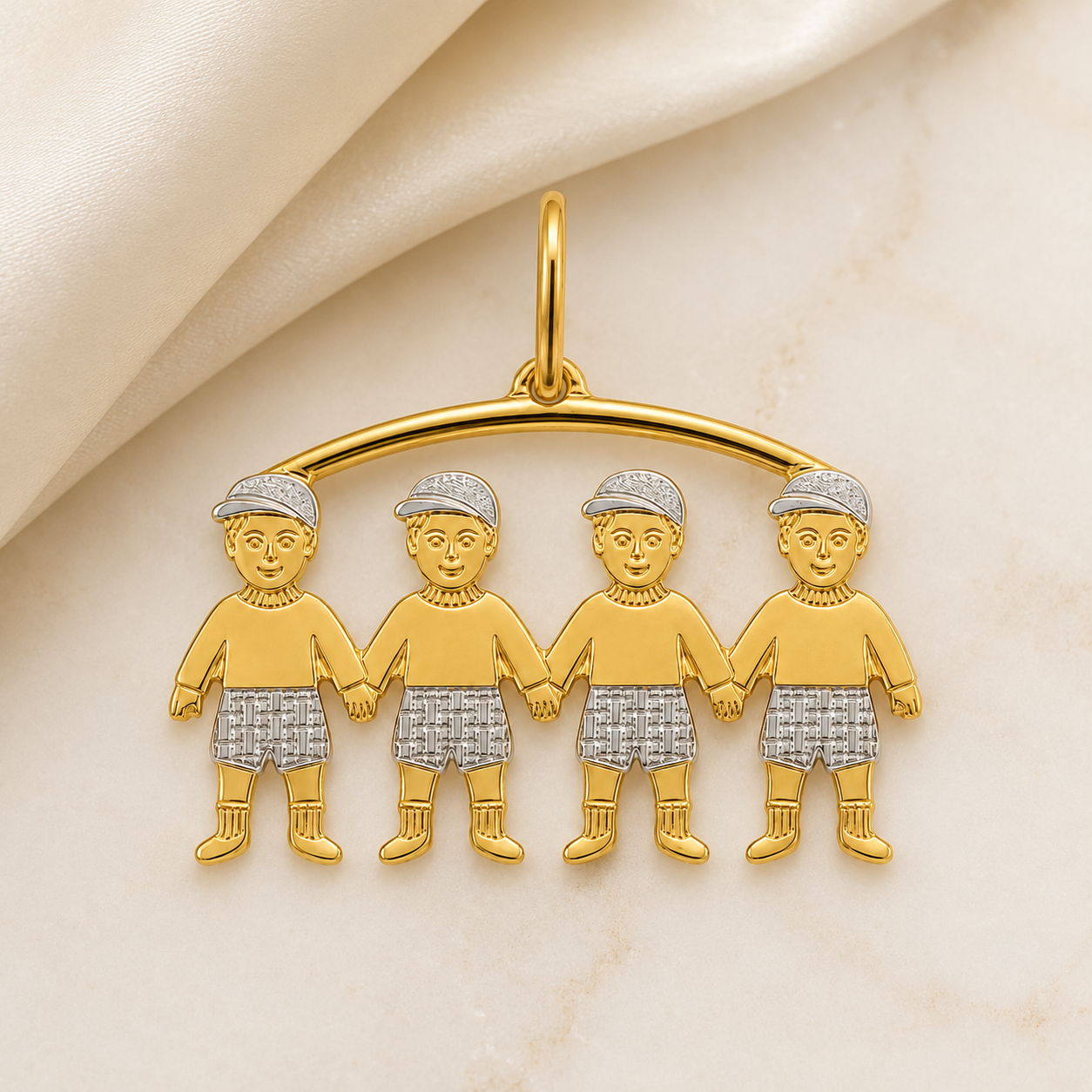 Pingente 4 Meninos com Detalhe em Ródio Banhado a Ouro 18k - 3 cm