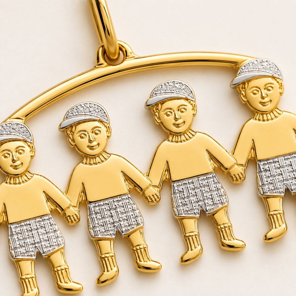 Pingente 4 Meninos com Detalhe em Ródio Banhado a Ouro 18k - 3 cm