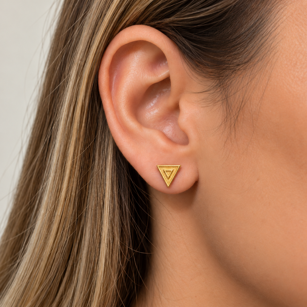 Brinco Triangulo Trabalhado Banhado a Ouro 18k - 7 mm