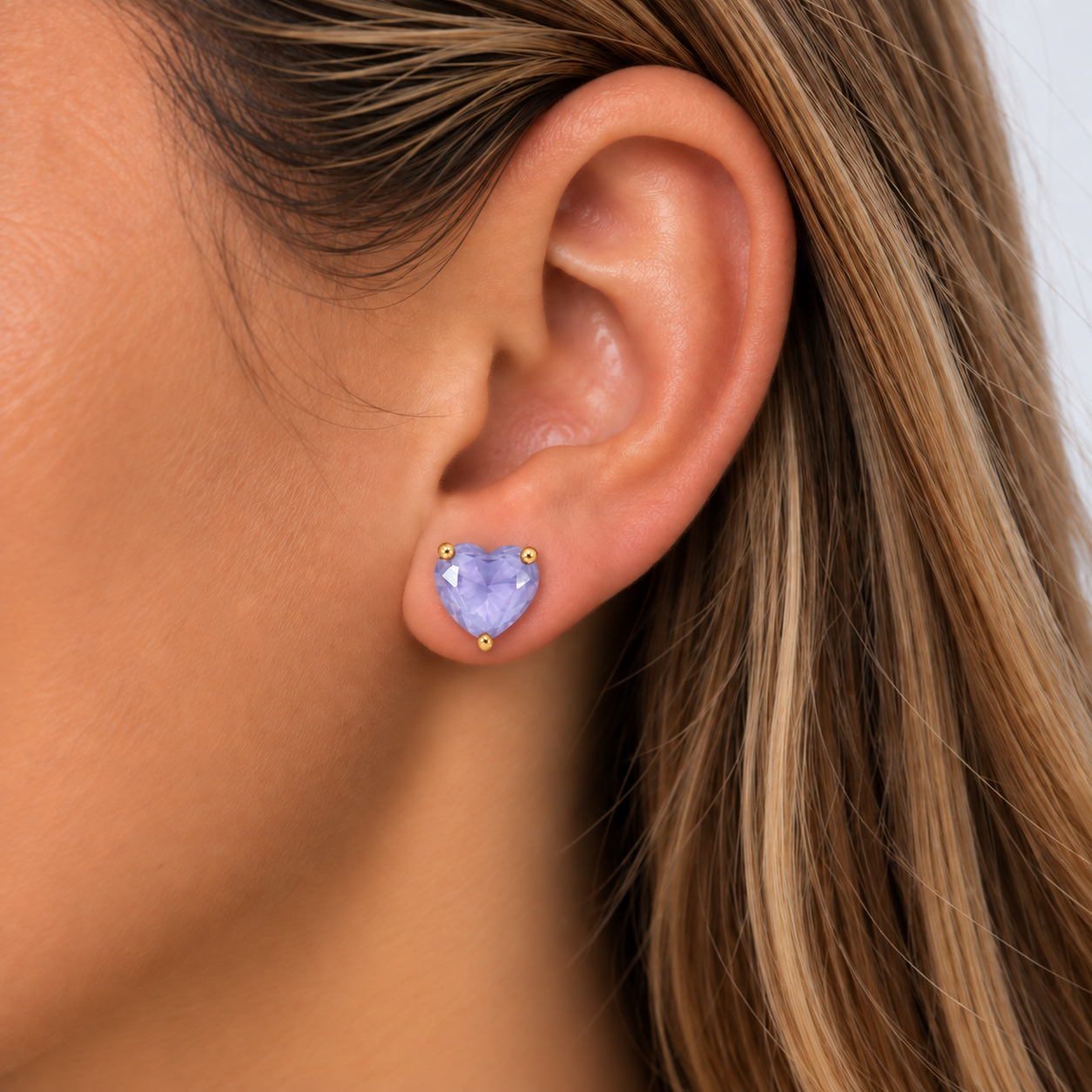Brinco Coração Ponto de Luz Roxo Banhado a Ouro 18k com Zircônia - 10 mm