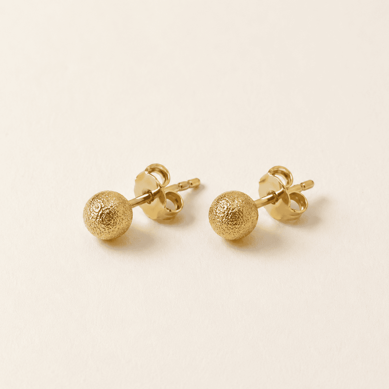Brinco Bola Fosca Banhado a Ouro 18k - 5mm