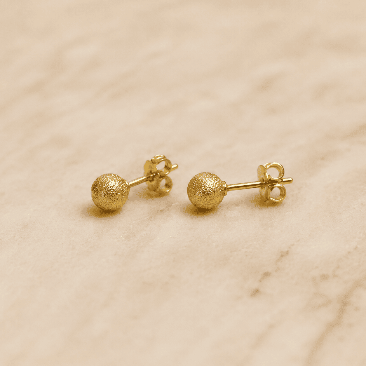 Brinco Bola Fosca Banhado a Ouro 18k - 5mm