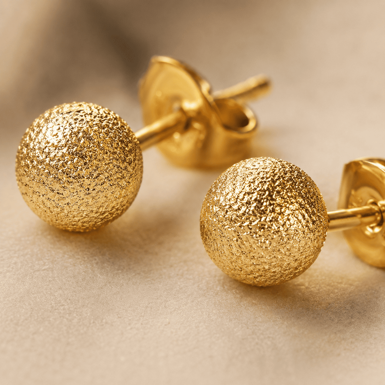 Brinco Bola Fosca Banhado a Ouro 18k - 5mm