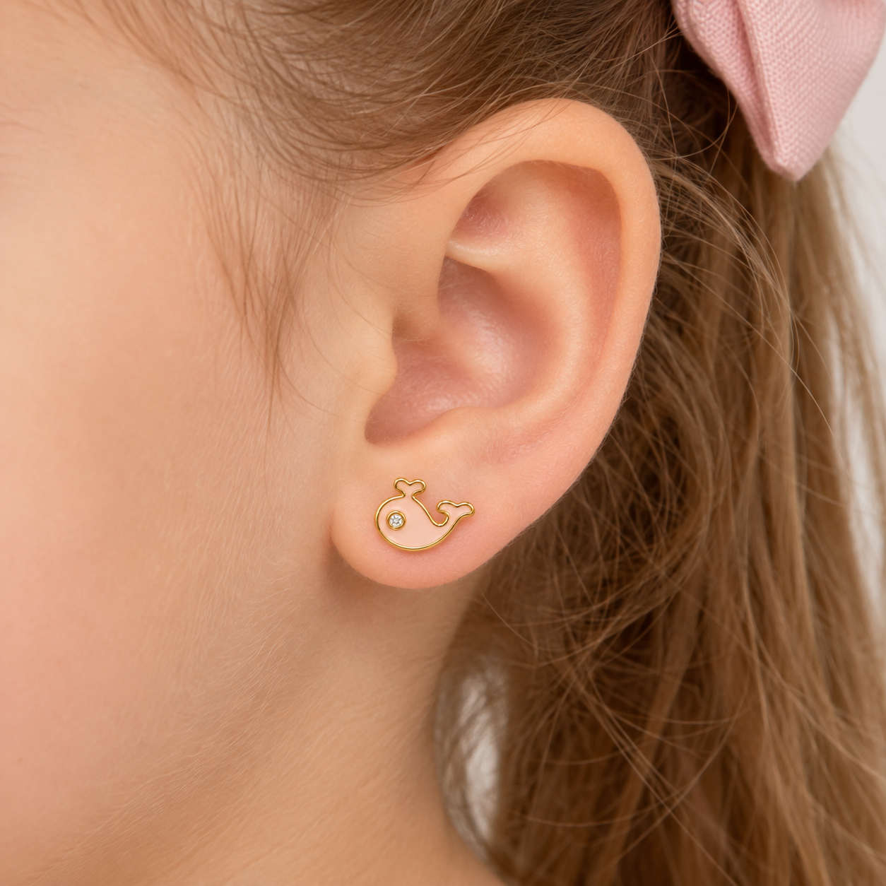 Brinco Infantil Baleia Rosa Banhado a Ouro 18k - 8 mm