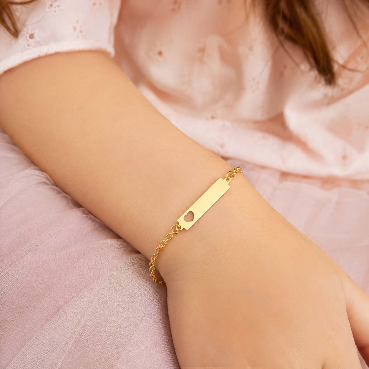 Pulseira Chapa Coração Vazado Infantil Banhada a Ouro 18k - 12 cm + 3 cm (Alongador)