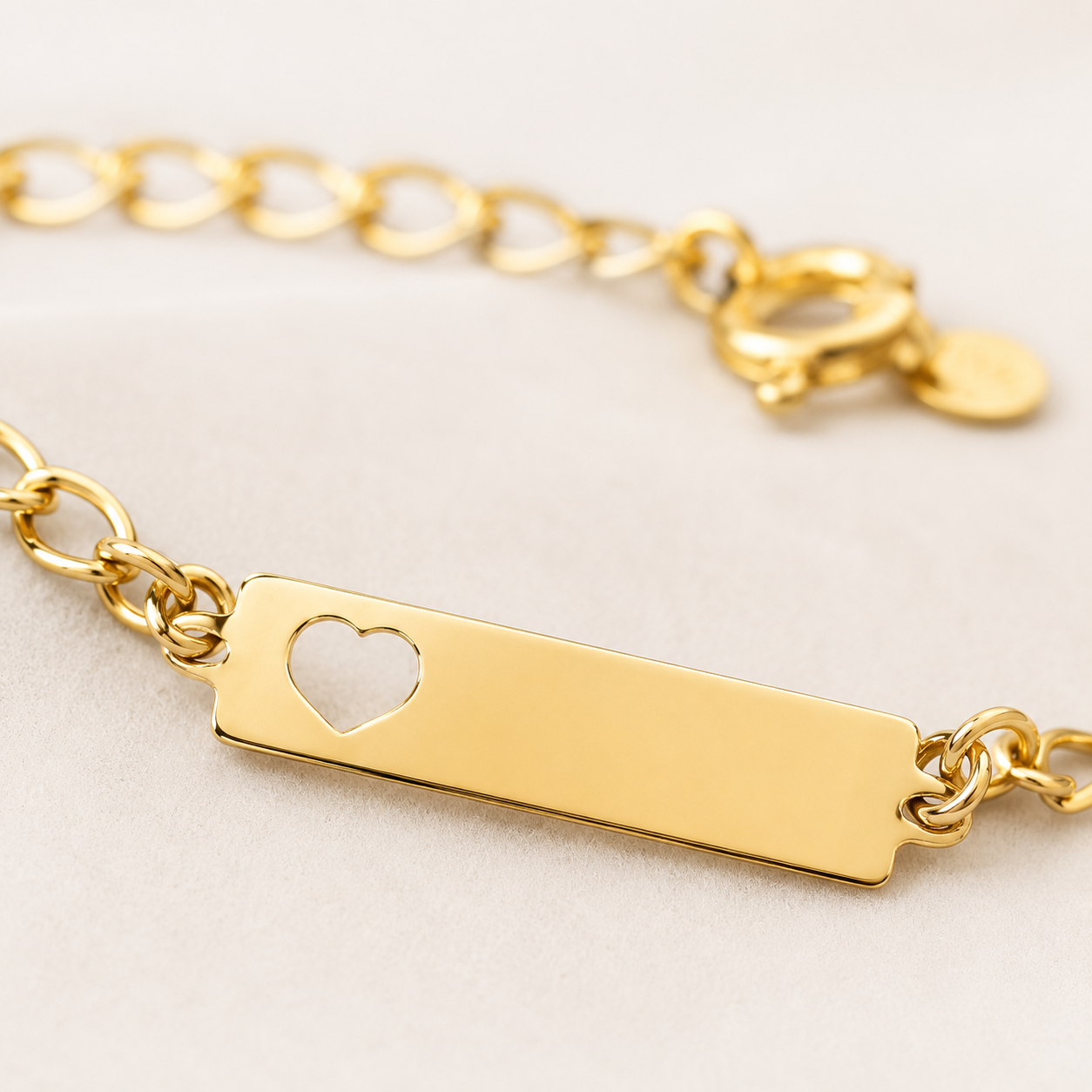 Pulseira Chapa Coração Vazado Infantil Banhada a Ouro 18k - 12 cm + 3 cm (Alongador)